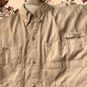 Men’s Kaki Columbia PFG Fishing Shirt Med.